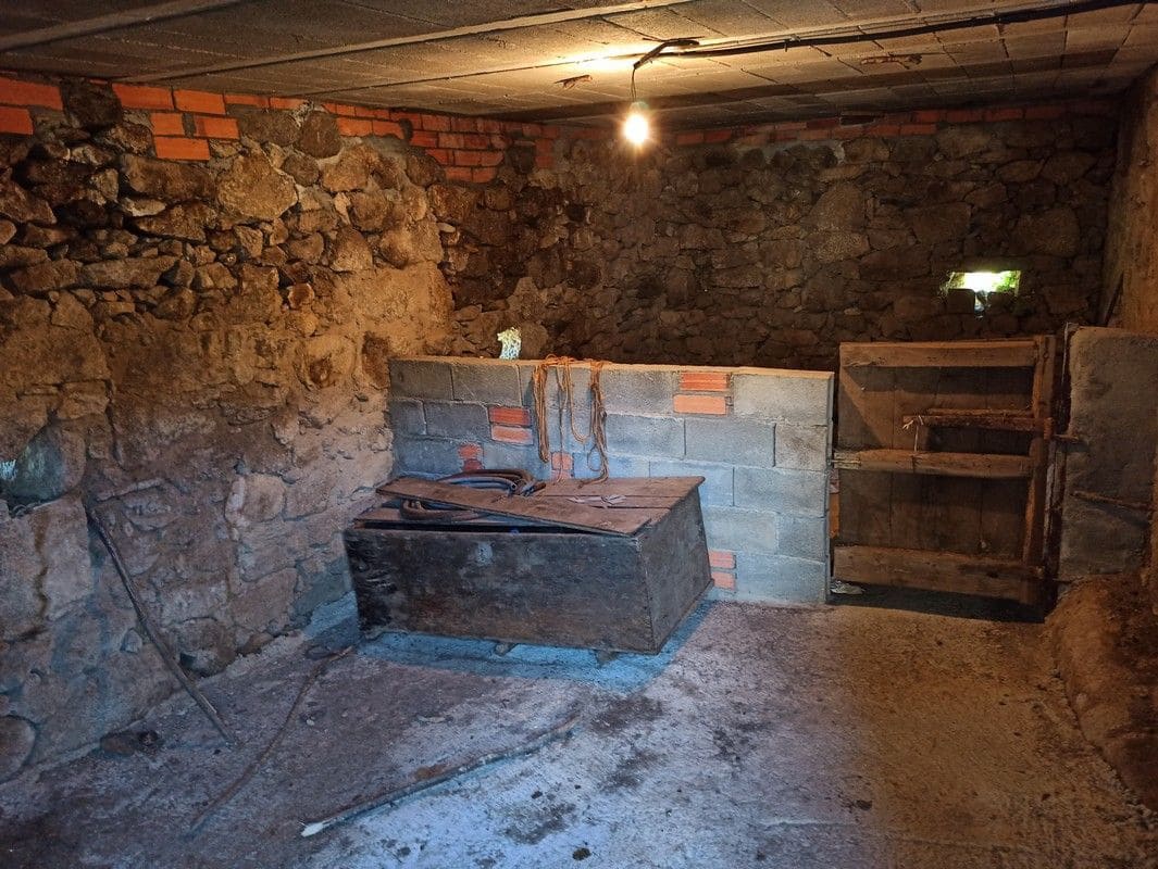 4 soveværelse Finca/Landehus til salg i Chantada med garage - € 55.000 (Ref: 5618950)