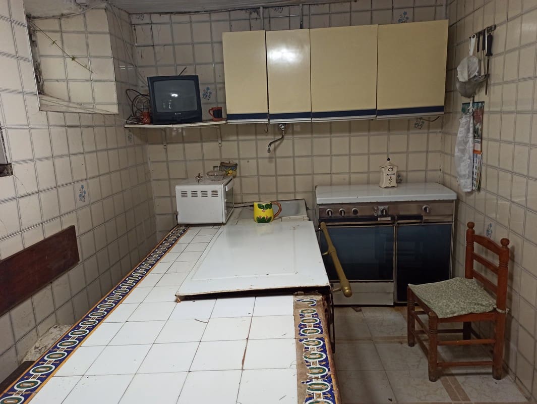 5 bedroom Finca/Country House for sale in Escairon with garage - € 60,000 (Ref: 6428701)