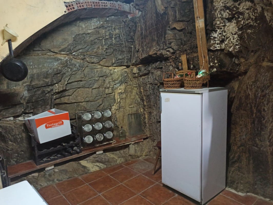 5 bedroom Finca/Country House for sale in Escairon with garage - € 60,000 (Ref: 6428701)