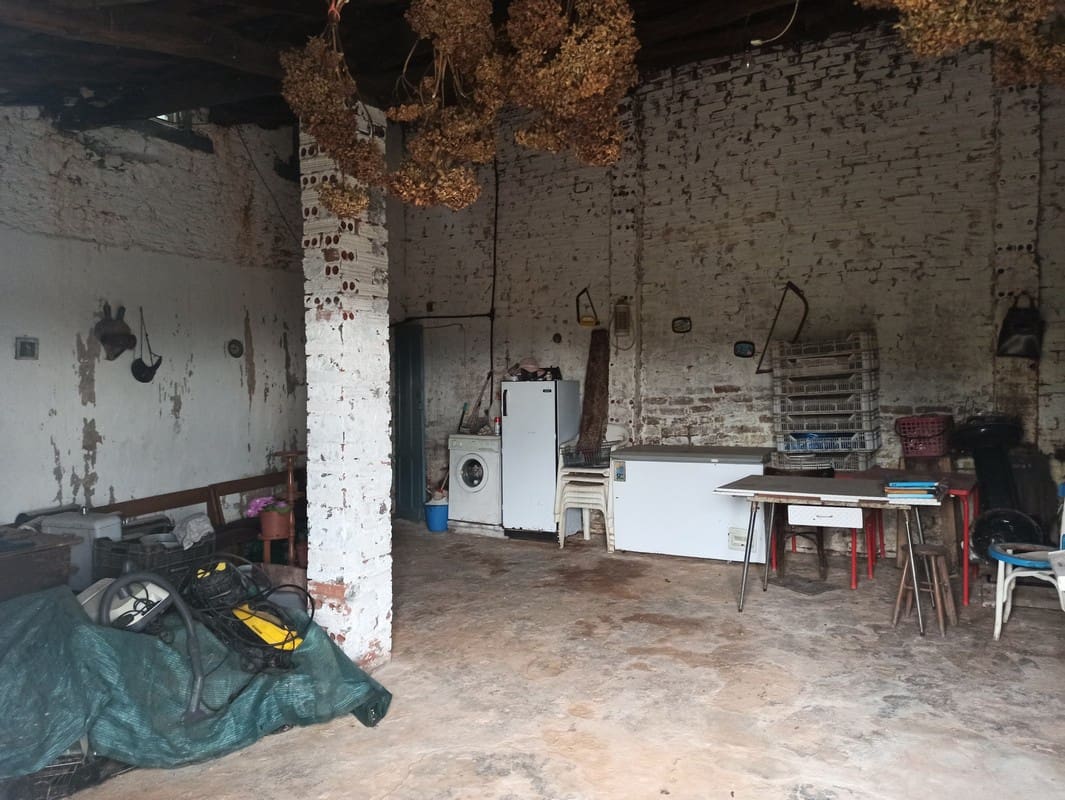 5 bedroom Finca/Country House for sale in Escairon with garage - € 60,000 (Ref: 6428701)