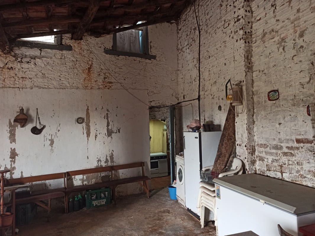 5 bedroom Finca/Country House for sale in Escairon with garage - € 60,000 (Ref: 6428701)