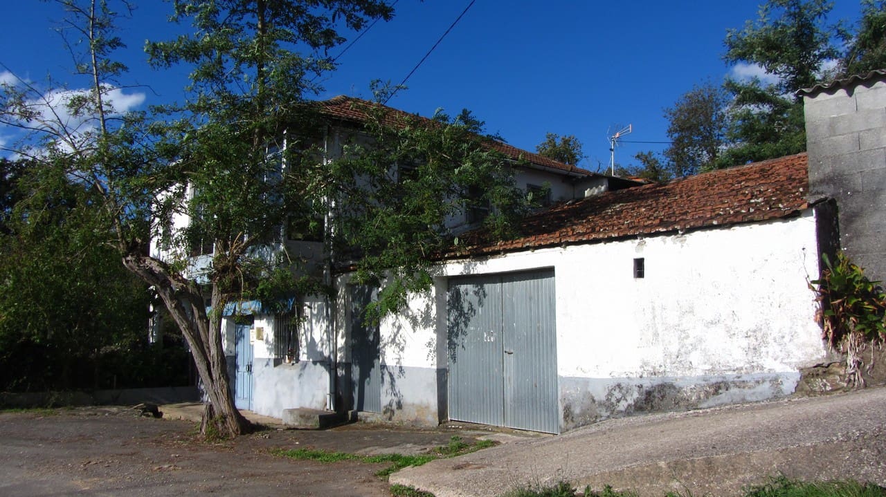 5 bedroom Finca/Country House for sale in Escairon with garage - € 60,000 (Ref: 6428701)
