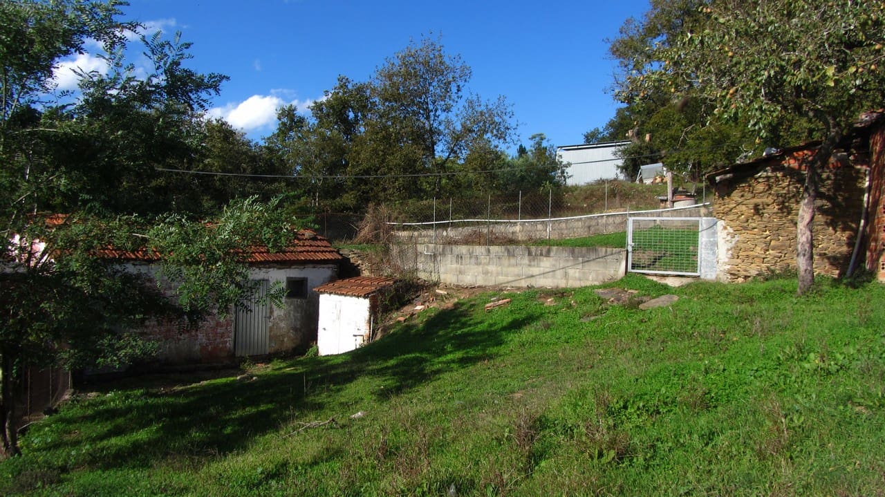 5 bedroom Finca/Country House for sale in Escairon with garage - € 60,000 (Ref: 6428701)