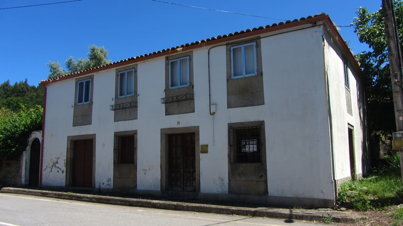 4 soveværelse Finca/Landehus til salg i Agolada med garage - € 75.000 (Ref: 6933391)