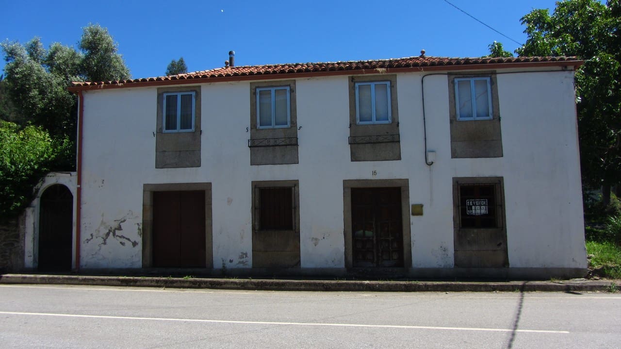 4 soveværelse Finca/Landehus til salg i Agolada med garage - € 75.000 (Ref: 6933391)