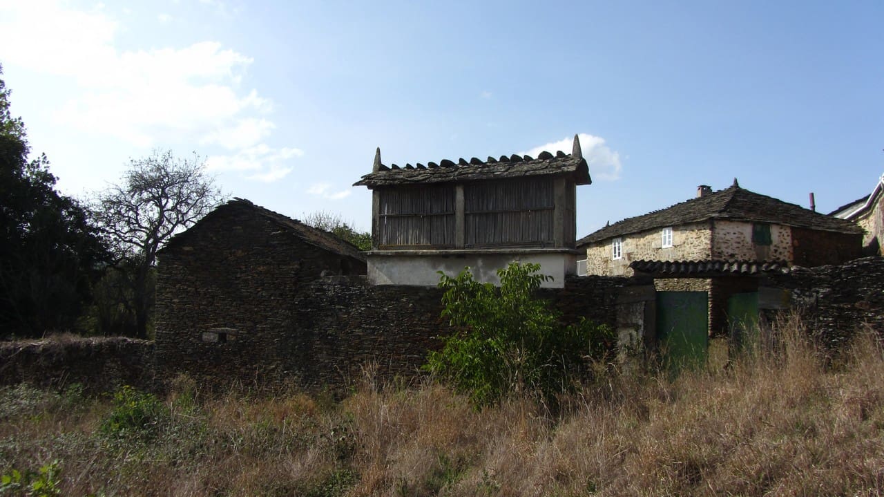 5 bedroom Finca/Country House for sale in Guntin - € 60,000 (Ref: 7174735)