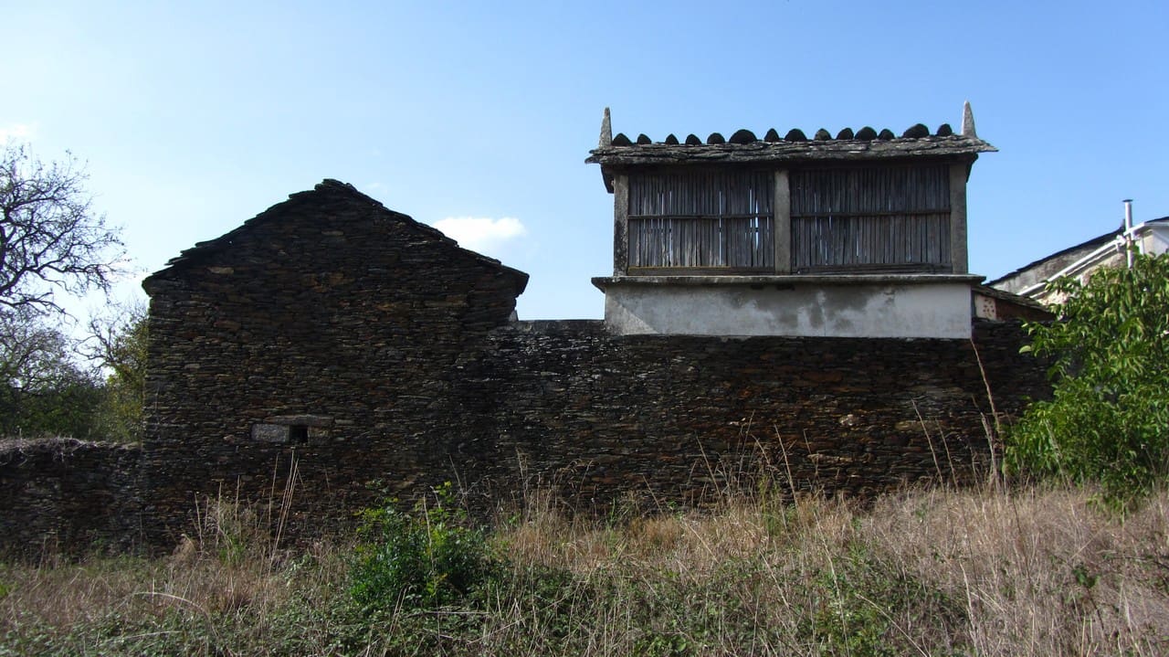 5 bedroom Finca/Country House for sale in Guntin - € 60,000 (Ref: 7174735)