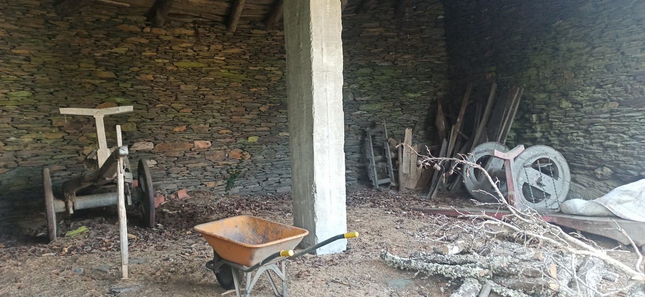 5 bedroom Finca/Country House for sale in Guntin - € 60,000 (Ref: 7174735)