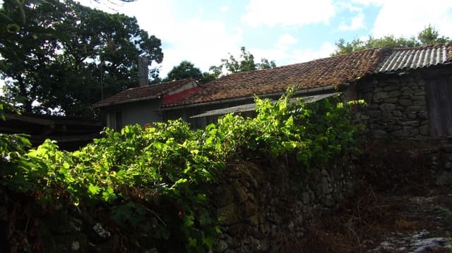 4 bedroom Finca/Country House for sale in O Saviñao with garage - € 55,000 (Ref: 7950231)