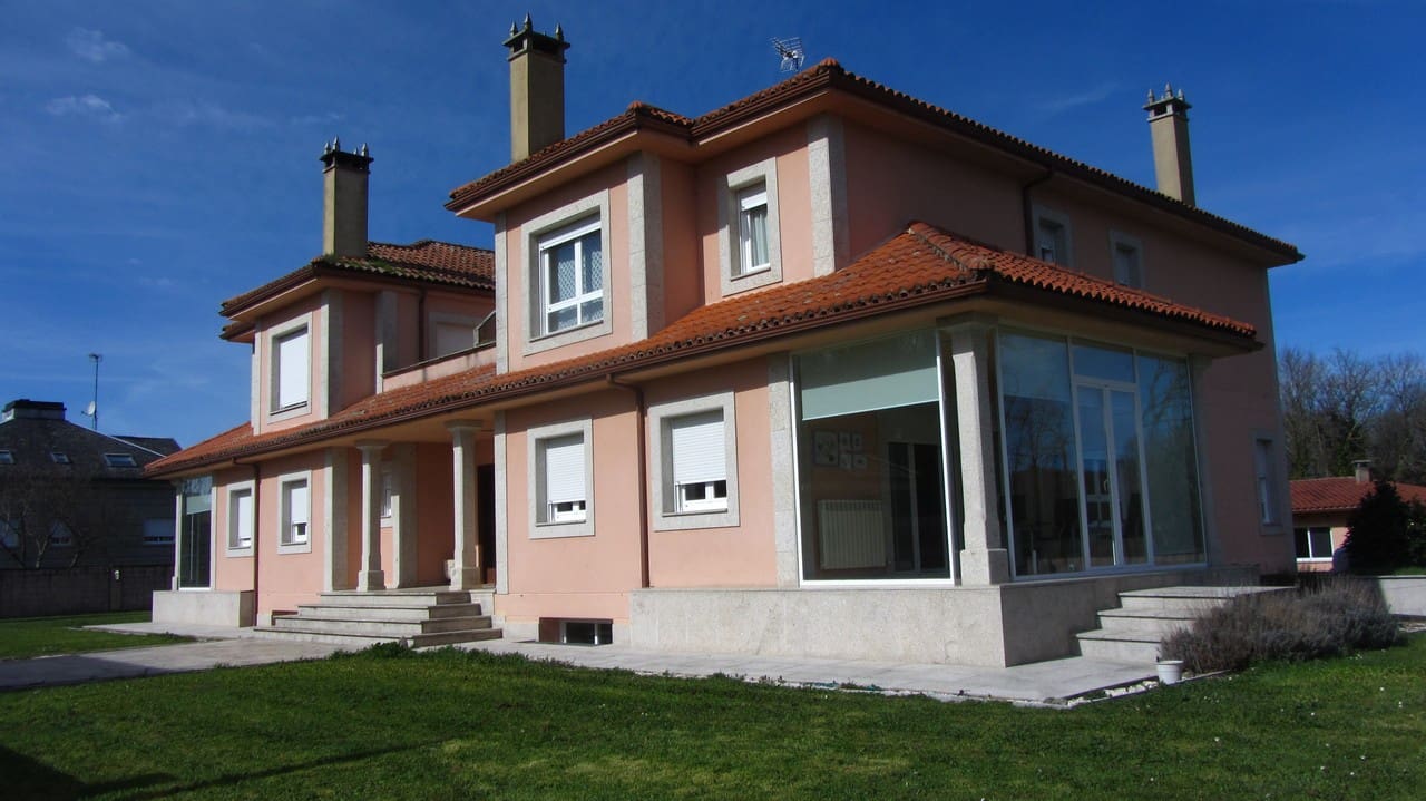 7 soveværelse Villa til salg i O Savinao med garage - € 525.000 (Ref: 8856584)