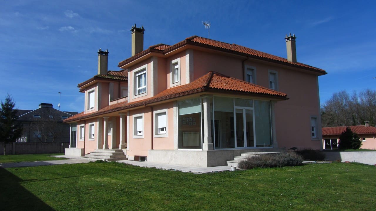 7 soveværelse Villa til salg i O Savinao med garage - € 525.000 (Ref: 8856584)