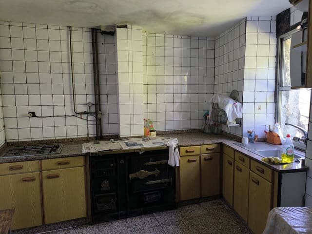 6 bedroom Finca/Country House for sale in Pantón - € 23,000 (Ref: 8983710)