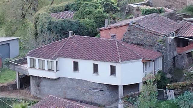 6 bedroom Finca/Country House for sale in Pantón - € 23,000 (Ref: 8983710)