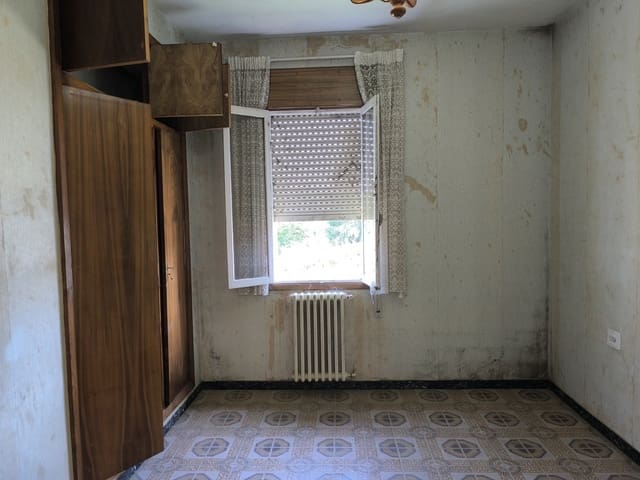 4 bedroom Townhouse for sale in Monforte de Lemos with garage - € 110,000 (Ref: 9123867)