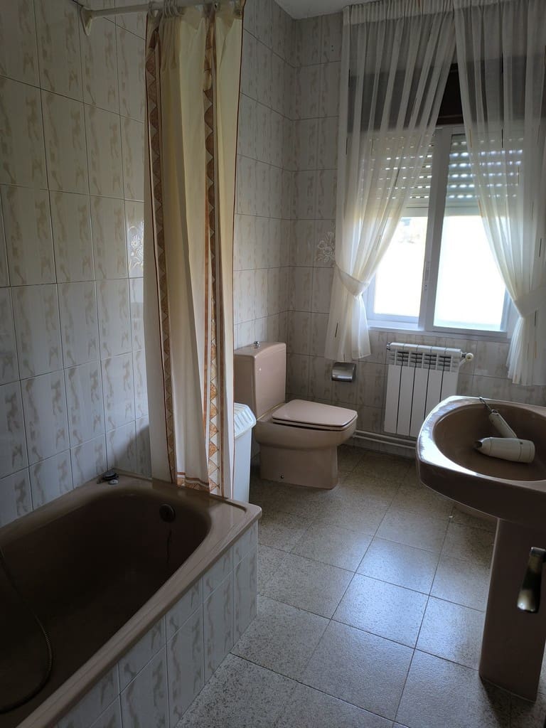 4 bedroom Finca/Country House for sale in Monforte de Lemos with garage - € 220,000 (Ref: 9269004)