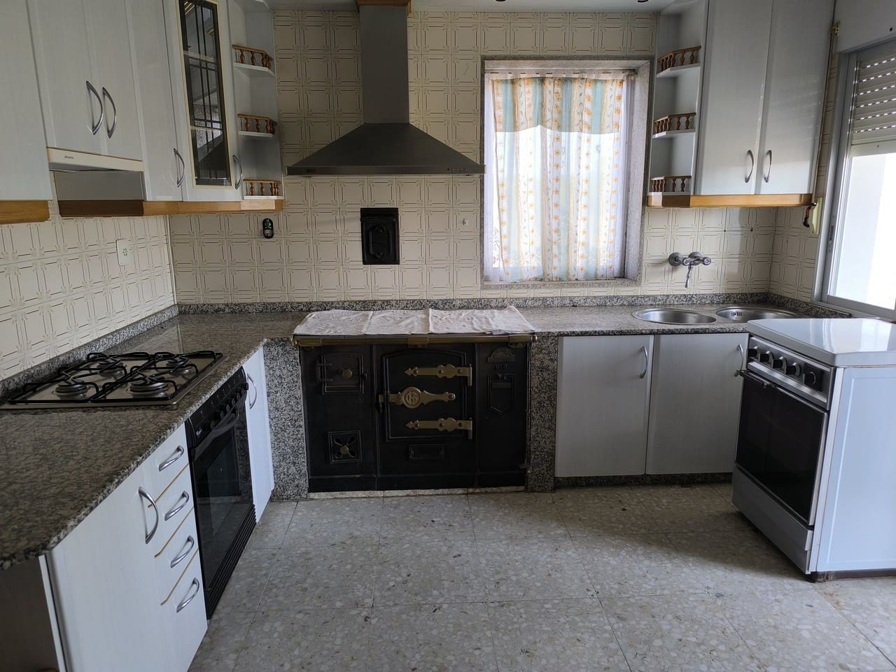 4 bedroom Finca/Country House for sale in Monforte de Lemos with garage - € 220,000 (Ref: 9269004)