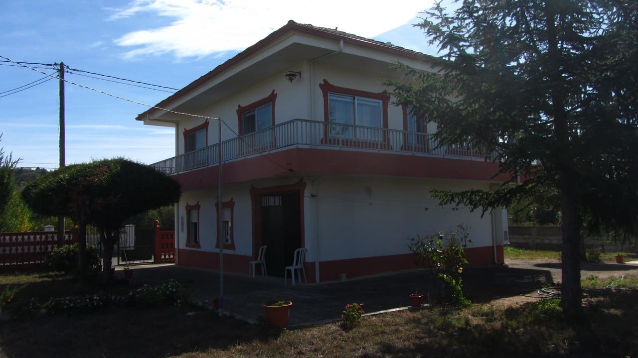 2 slaapkamer Finca/Landhuis te koop in Monforte de Lemos met garage - € 180.000 (Ref: 9438930)
