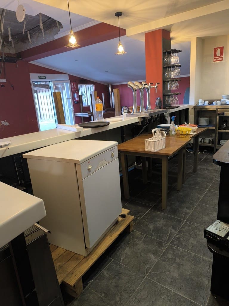 6 bedroom Business for sale in Chantada with garage - € 230,000 (Ref: 9787876)