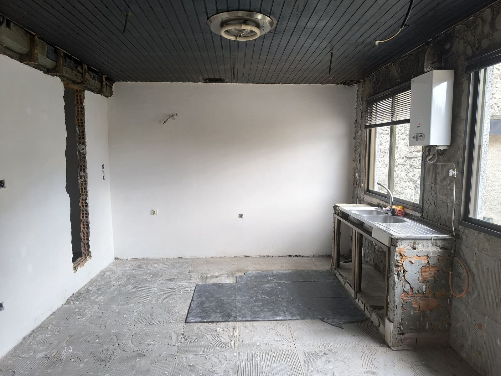 5 bedroom Finca/Country House for sale in O Savinao with garage - € 70,000 (Ref: 9977840)