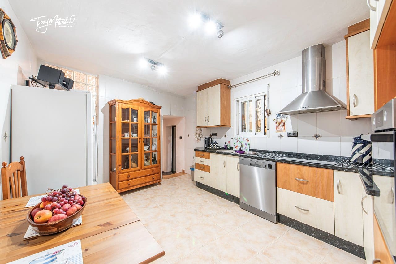 3 makuuhuone Omakotitalo myytävänä paikassa Velez de Benaudalla mukana 
autotalli - 149 950 € (Ref: 10086580)