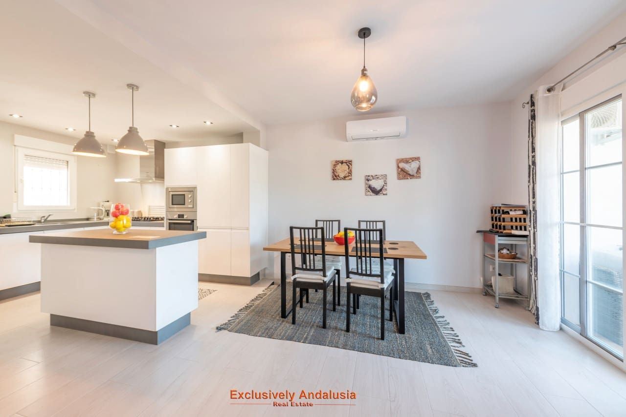 3 bedroom Townhouse for sale in Velez de Benaudalla with garage - € 229,000 (Ref: 9815076)