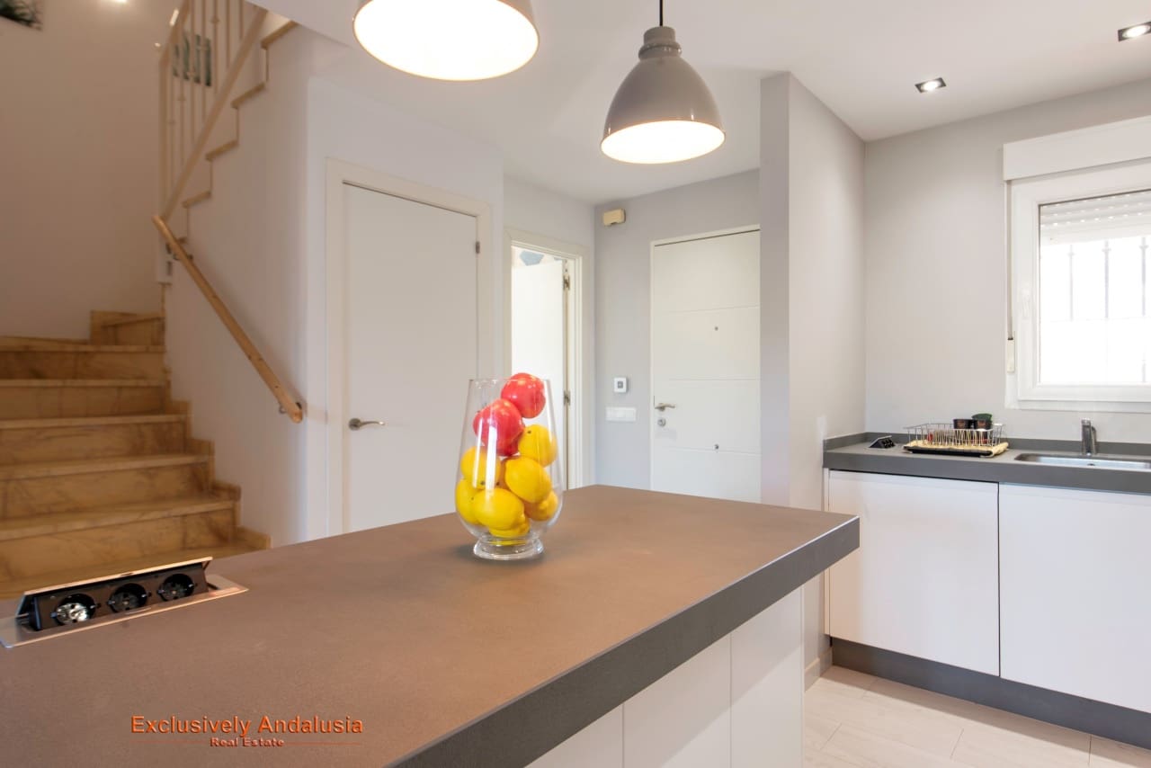 3 bedroom Townhouse for sale in Velez de Benaudalla with garage - € 229,000 (Ref: 9815076)