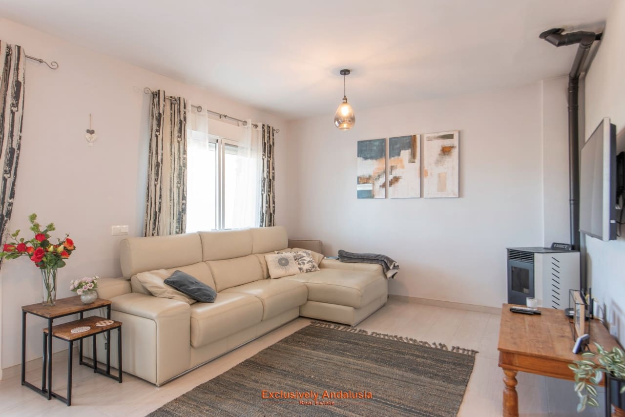 3 bedroom Townhouse for sale in Velez de Benaudalla with garage - € 229,000 (Ref: 9815076)