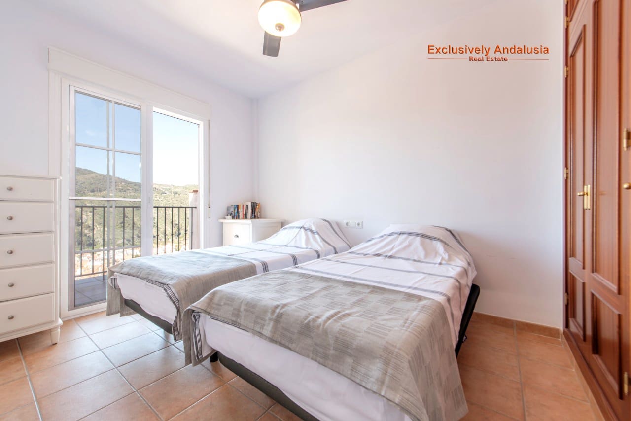 3 bedroom Townhouse for sale in Velez de Benaudalla with garage - € 229,000 (Ref: 9815076)