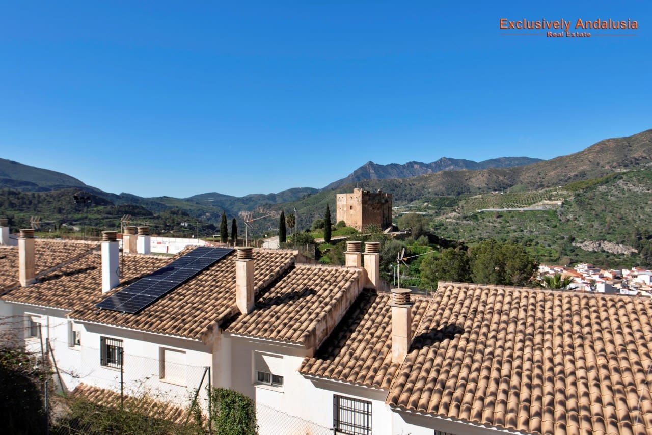 3 bedroom Townhouse for sale in Velez de Benaudalla with garage - € 229,000 (Ref: 9815076)