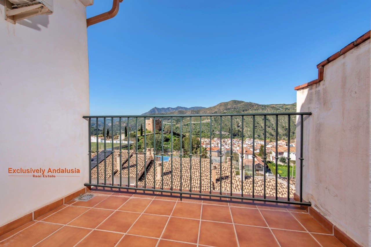 3 bedroom Townhouse for sale in Velez de Benaudalla with garage - € 229,000 (Ref: 9815076)