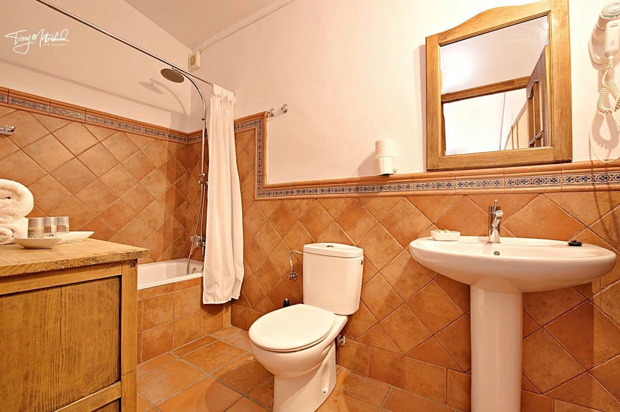 9 bedroom Guesthouse/B & B for sale in Alhama de Granada - € 499,999 (Ref: 9815077)