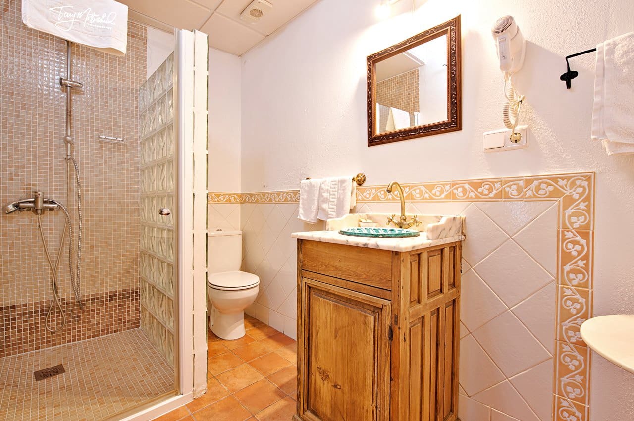 9 bedroom Guesthouse/B & B for sale in Alhama de Granada - € 499,999 (Ref: 9815077)