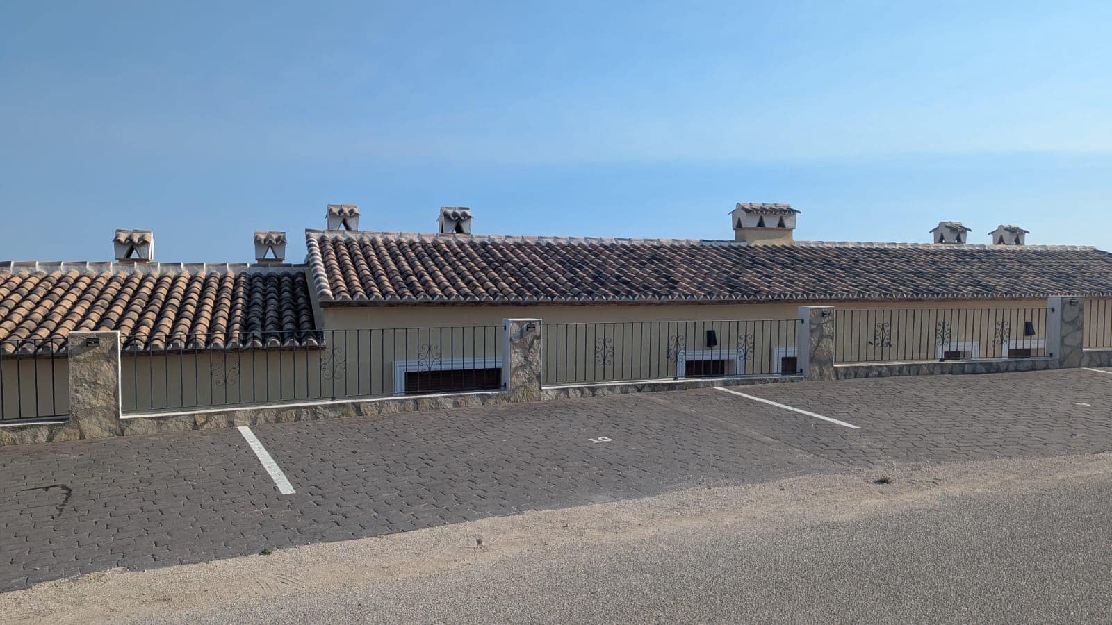 3 bedroom Townhouse for sale in Rafol de Almunia with pool garage - € 234,300 (Ref: 10010017)