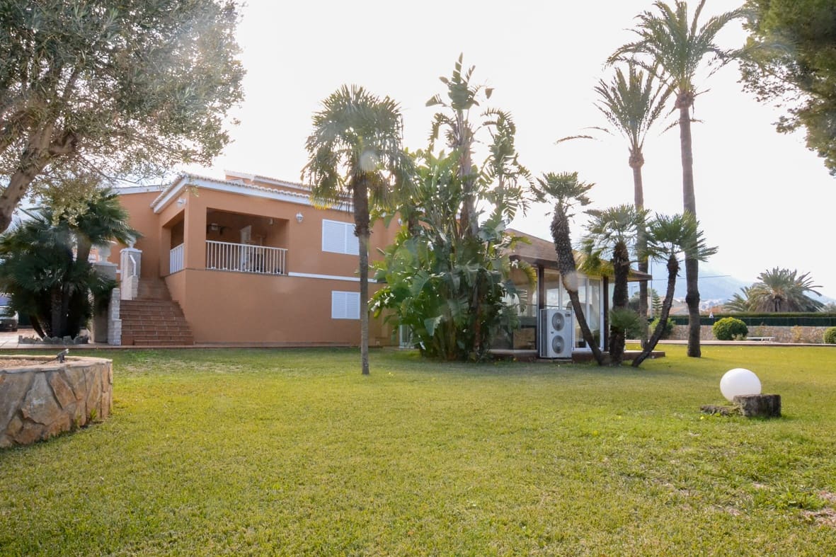 Chalet de 6 habitaciones en Dénia en venta con piscina garaje - 1.250.000 € (Ref: 9708092)