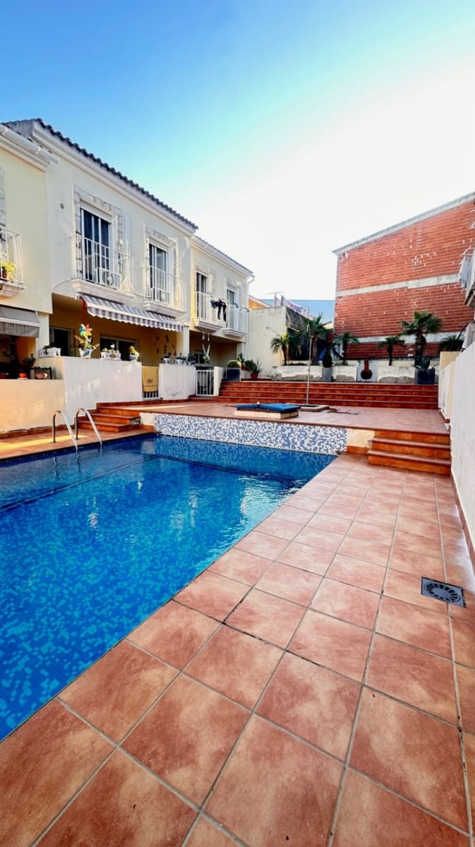 3 soveværelse Semi-Rækkehus til salg i Sagra med swimmingpool garage - € 225.000 (Ref: 9708114)