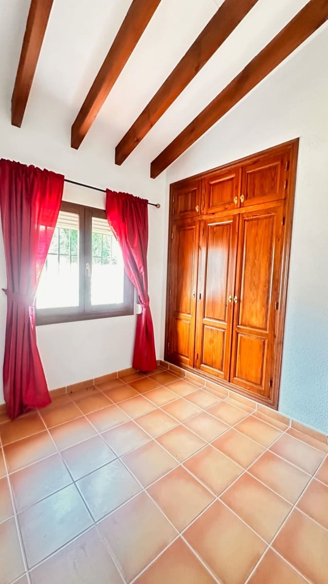 3 sypialnia Willa na sprzedaż w Pego z basenem garażem - 475 000 € (Ref: 9719193)