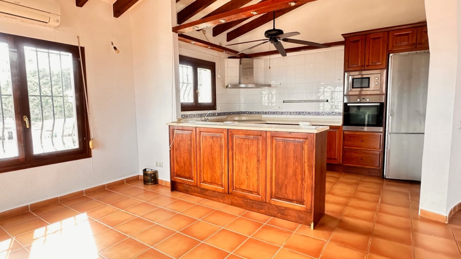 3 sypialnia Willa na sprzedaż w Pego z basenem garażem - 475 000 € (Ref: 9719193)