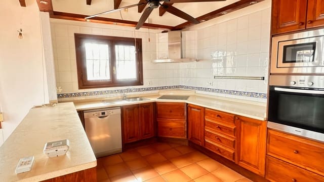 3 sypialnia Willa na sprzedaż w Pego z basenem garażem - 475 000 € (Ref: 9719193)