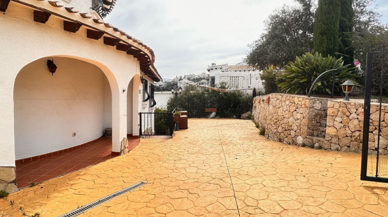 3 sypialnia Willa na sprzedaż w Pego z basenem garażem - 475 000 € (Ref: 9719193)