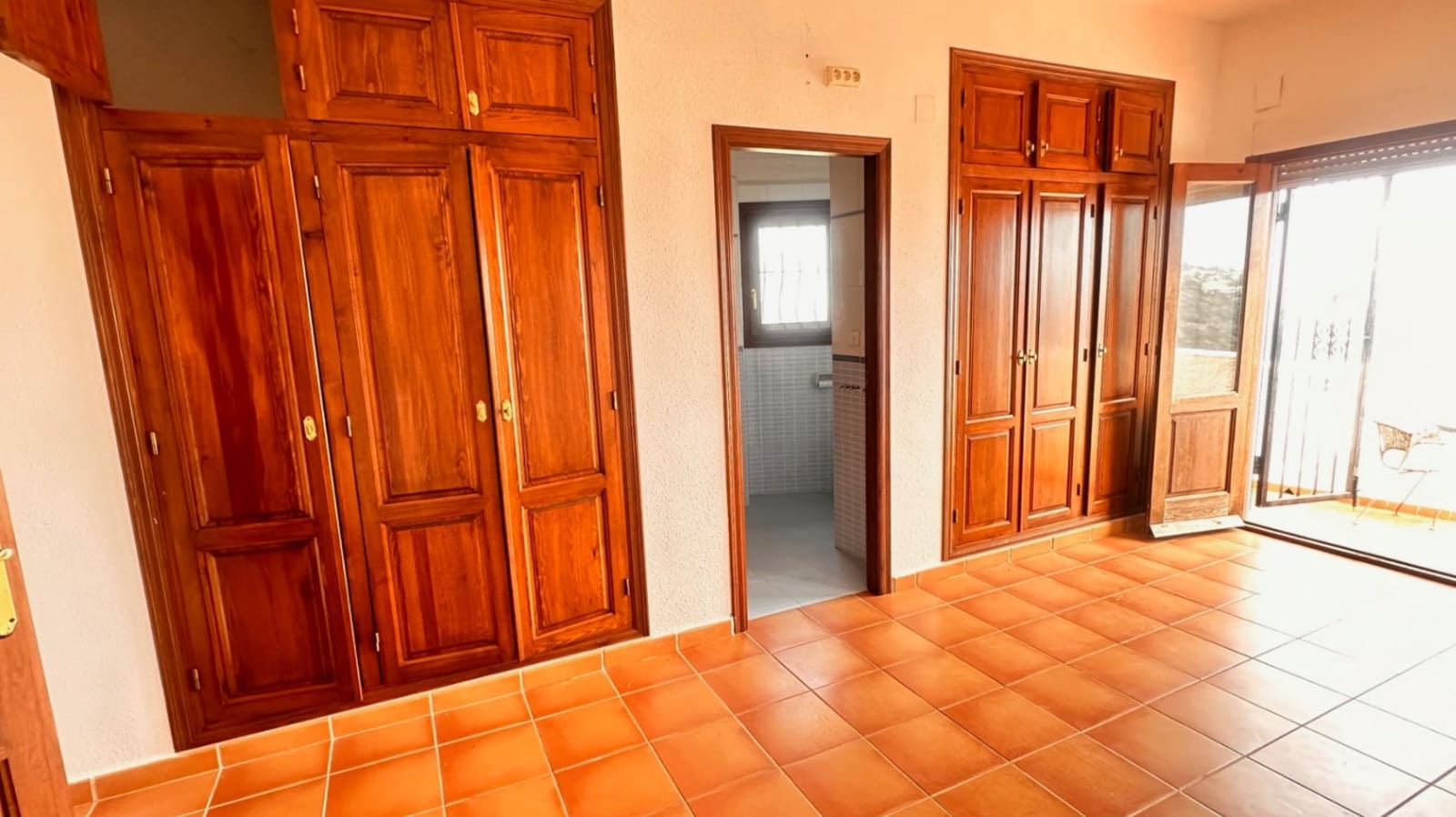 3 sypialnia Willa na sprzedaż w Pego z basenem garażem - 475 000 € (Ref: 9719193)