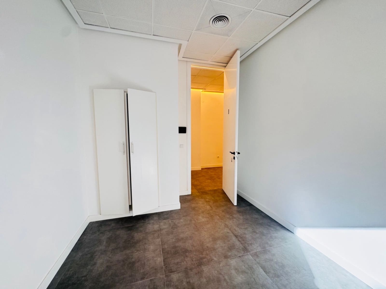 5 quarto Empresa para arrendar em Denia - 400 € (Ref: 9925046)