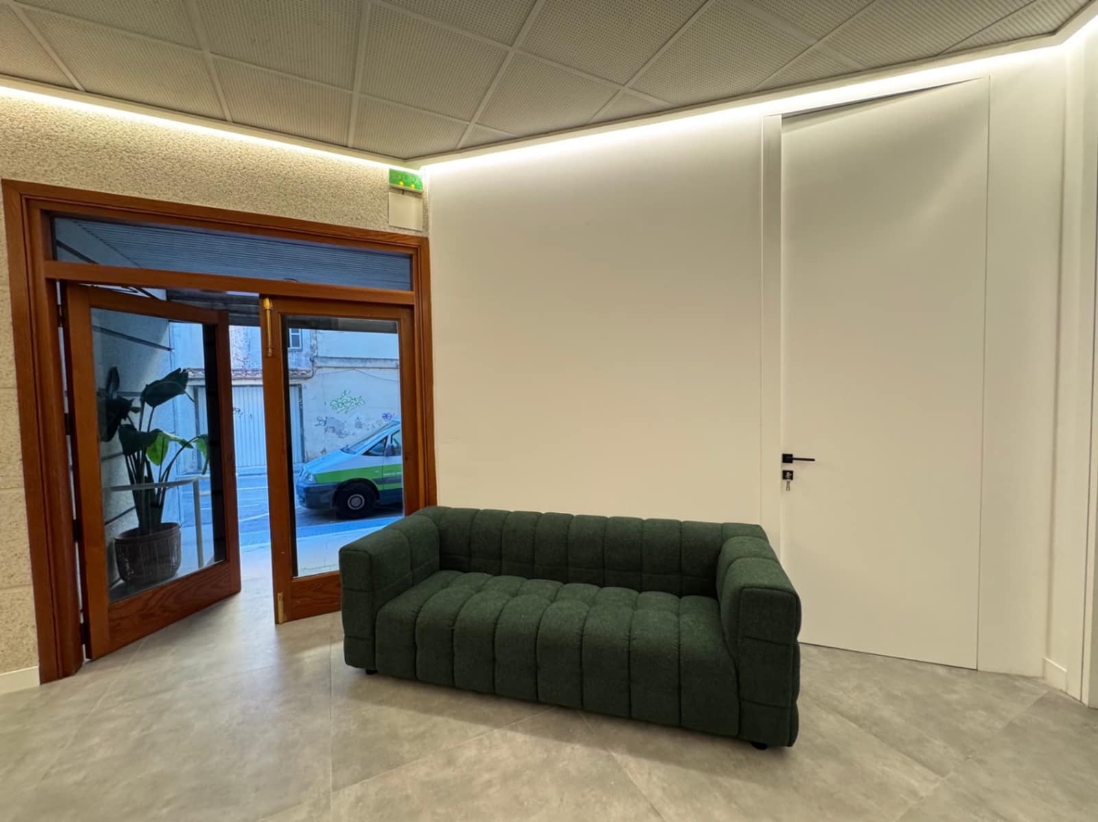 5 quarto Empresa para arrendar em Denia - 400 € (Ref: 9925046)
