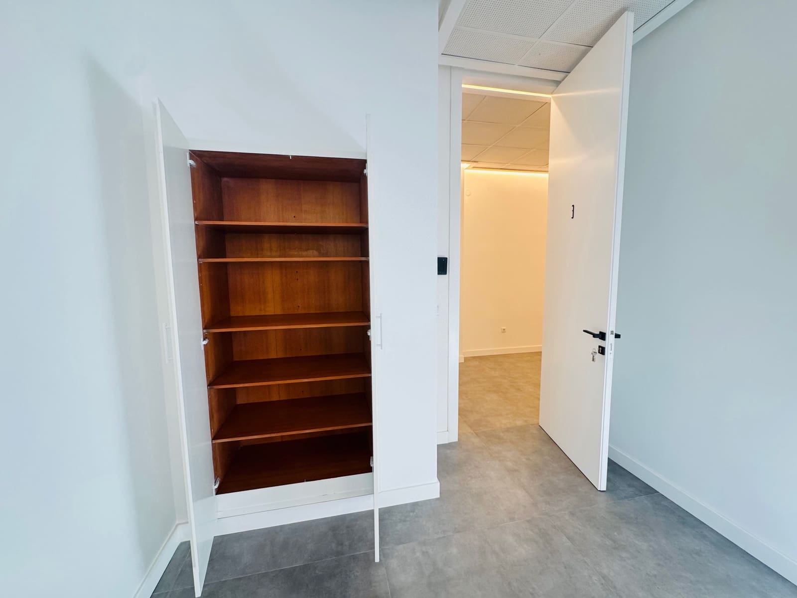 5 quarto Empresa para arrendar em Denia - 400 € (Ref: 9925046)