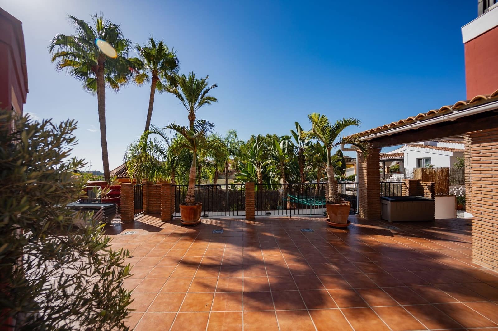 10 soveværelse Erhverv til salg i Cotobro med garage - € 950.000 (Ref: 3701080)