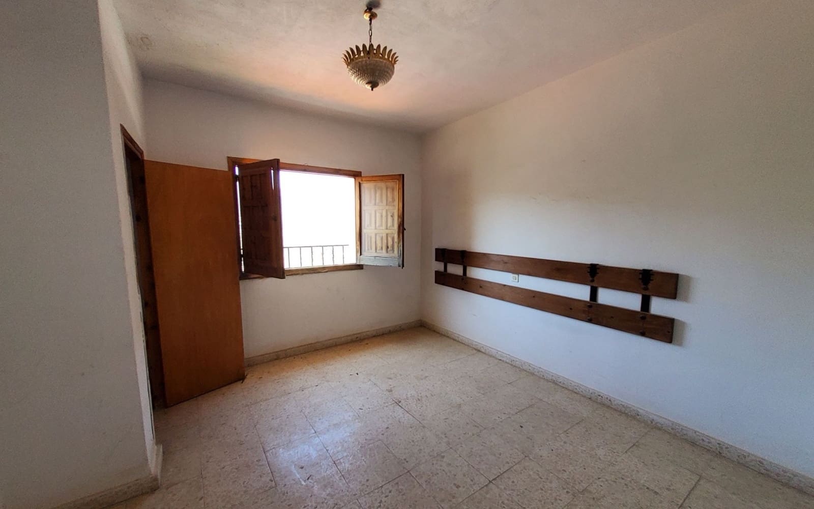 14 soveværelse Erhverv til salg i Otivar - € 320.000 (Ref: 7857977)