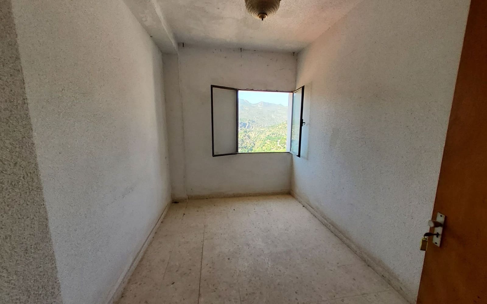 14 soveværelse Erhverv til salg i Otivar - € 320.000 (Ref: 7857977)