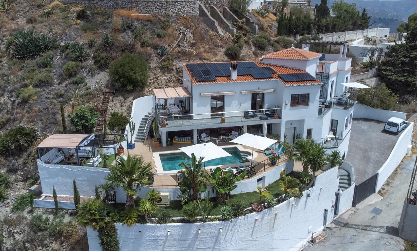 5 soverom Villa til salgs i Almunecar med svømmebasseng garasje - € 945 000 (Ref: 8864561)