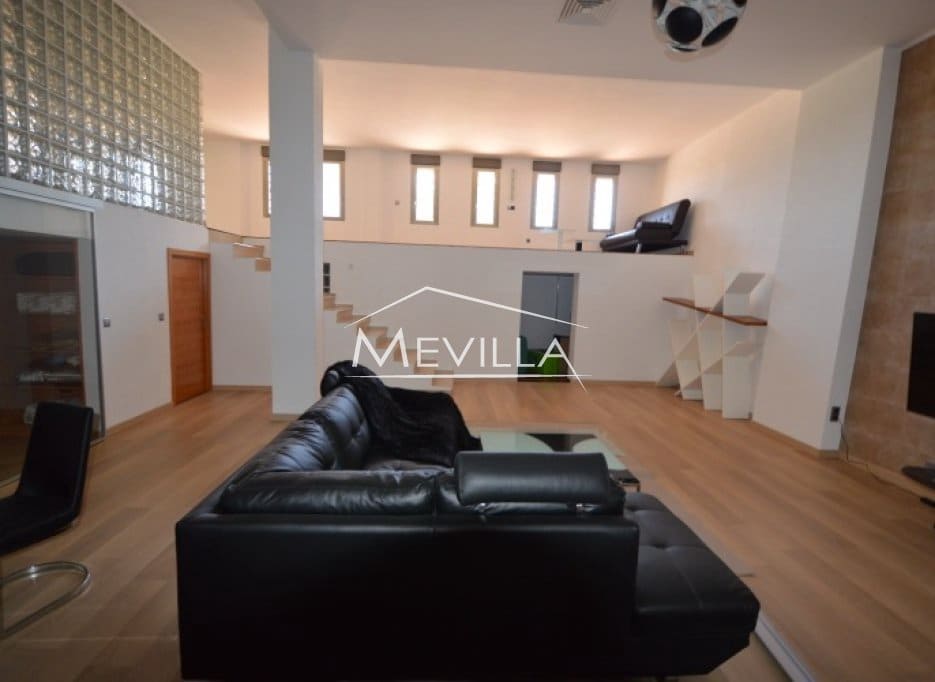 5 sypialnia Willa na sprzedaż w Campoamor z basenem garażem - 1 900 000 € (Ref: 2655420)