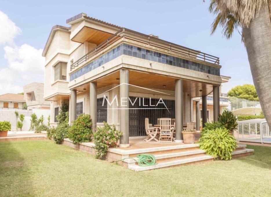 7 bedroom Villa for sale in Campoamor with pool garage - € 900,000 (Ref: 2716074)