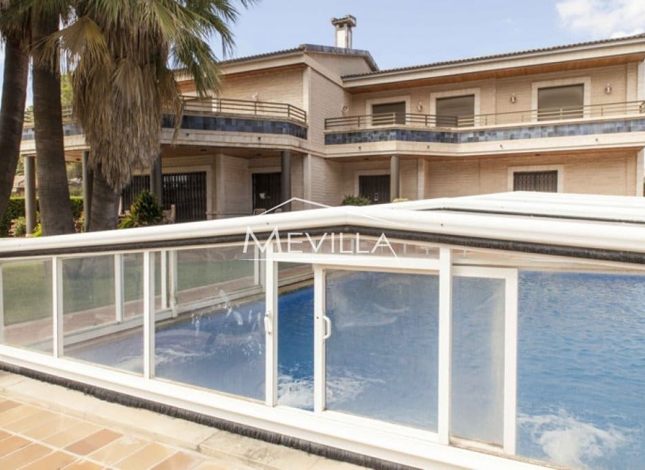 7 bedroom Villa for sale in Campoamor with pool garage - € 900,000 (Ref: 2716074)